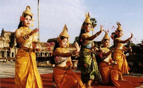 Robam Jun Por (Blessing Dance)