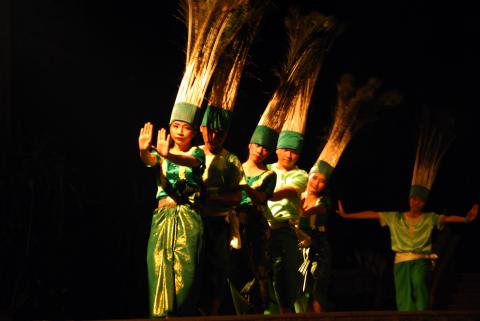 Robam Kngork Pouthisat (Pursat Peacock Dance) Robam Kngork Pouthisat (Pursat Peacock Dance)
